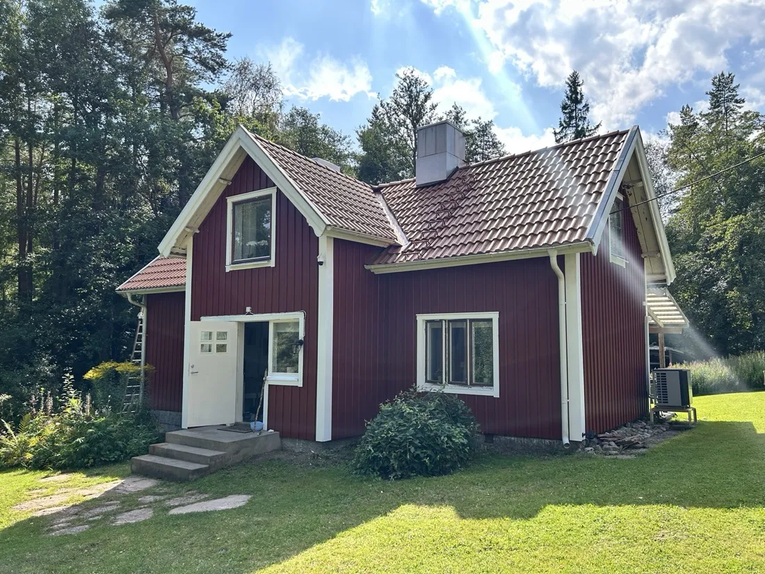 Det faluröda huset på Bro Solvik i sommarsolen